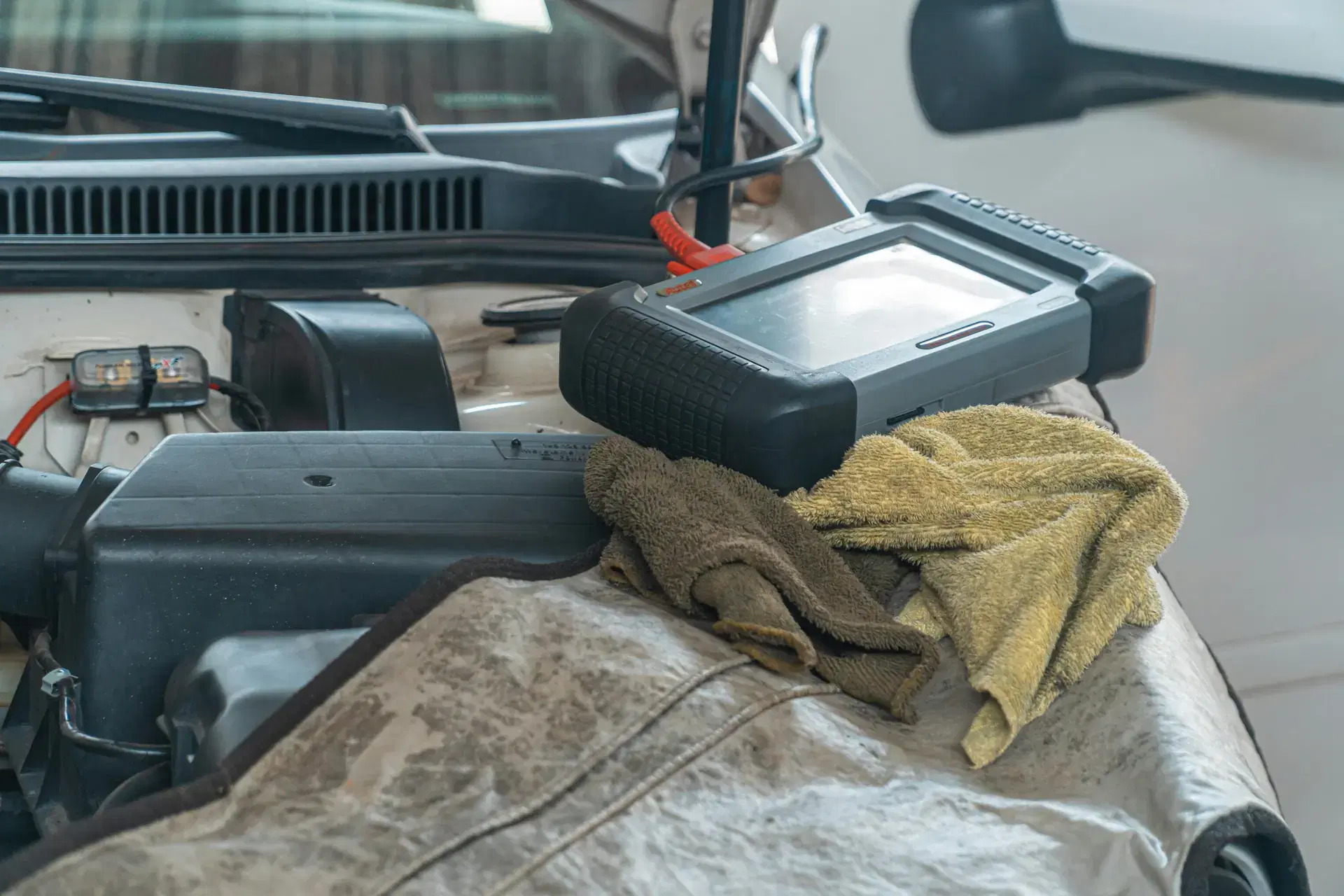 Diagnostic equipment connected to a vehicle engine